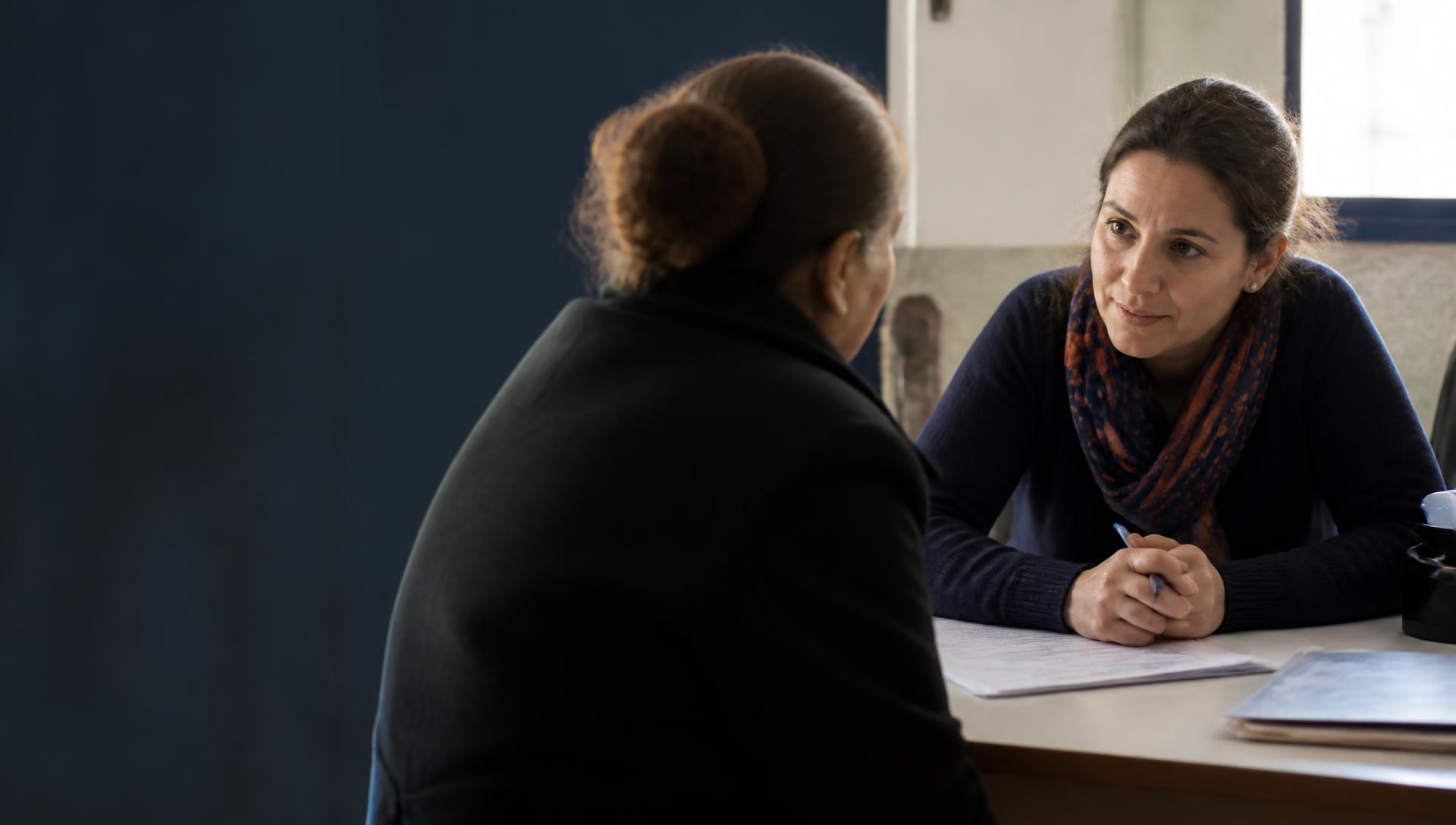 Atención cercana entre una vecina y una representante institucional